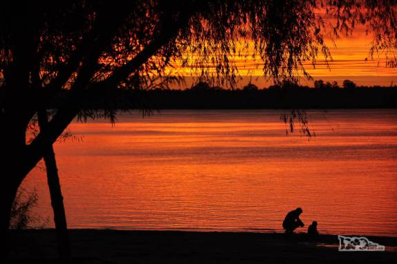 Uruguiaos aproveitam o maravilhoso entardecer às margens do rio Uruguay, na cidade de Paysandú